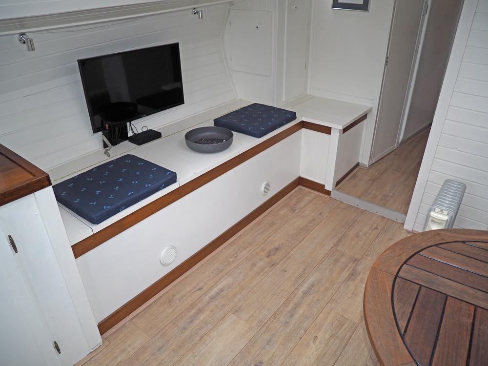 Saloon, Accommodation